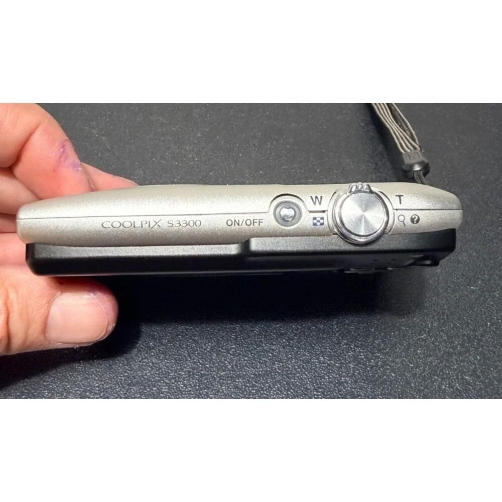 Nikon Coolpix S3300 16.0MP Compact Digital Zoom Camera bundle Silver Tested